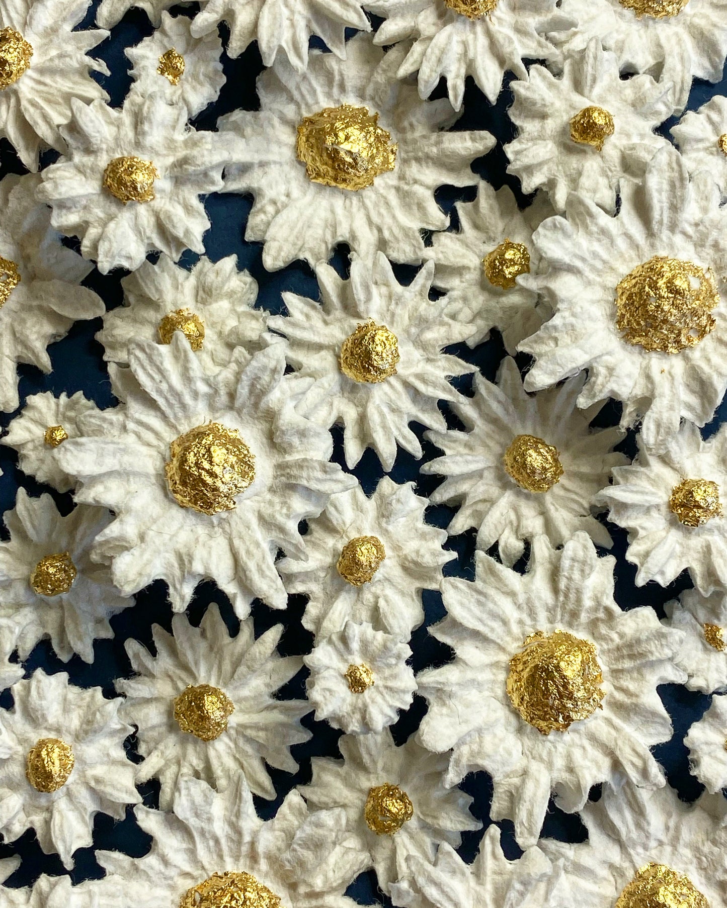 AS FREASH AS A DAISY (ROUND ON STIFFKEY BLUE)